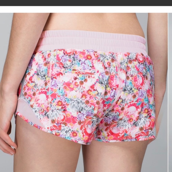 Lululemon Hotty Hot Short Size 8 Floral Pink Liner Free - Picture 9 of 10